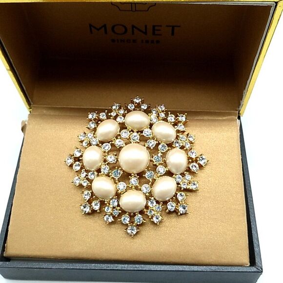 VINTAGE MONET Swarovski Crystal Faux Pearl Large Domed Brooch Pin UNWORN? - Picture 2 of 5